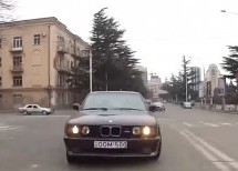Upoznajte vozača BMW M5 koji radi prekršaje svake sekunde ovog videa