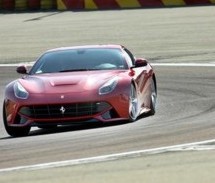 Video: Kako spaliti 4 seta guma na Ferrariju F12 Berlinetti?