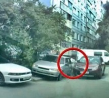 Najgore parkiranje u istoriji: Zgazila prijateljicu, udarila auto i pobjegla (VIDEO)