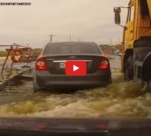 Video: Ludi Rusi! Pogledajte kako izgleda vožnja preko plutajućeg mosta u Rusiji!