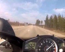 Nevjerovatan obračun Yamahe R1 i Mercedesa pri 300 km/h na javnoj cesti!