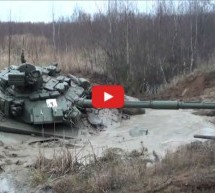 Video: Ovako to izgleda kada Rusi izvlače tenk iz blata