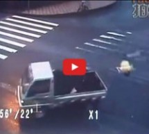 Video: Kung Fu biker! Motorom se zabio u kamion pa ležerno došetao do ostataka!
