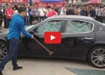 Video: Budala na kvadrat! Bijesni Kinez maljem javno uništio svoj skupocjeni Maserati!