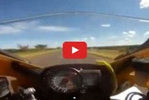 Video: Zmija mu iskočila na ruku tokom vožnje na motoru pri brzini od 260 km/h!