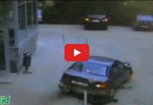 Video: Glupan najahao na stubić i razvalio sebi auto