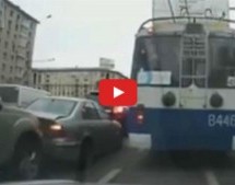 Video: Prometno bjesnilo! Vozač tankih živaca terencem udarao vozila ispred sebe!