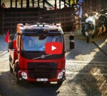 Video: Bježao kamionom od krda razjarenih bikova!