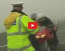 Video: I to se dešava! Policajac iznenadio motoriste i izazvao sudar!