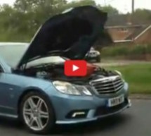 Video: Vjerovali ili ne! Vozio Mercedes sa podignutom haubom jer je tako htio brže napuniti akumulator!