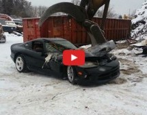 Video: Pogledajte smrt superautomobila! Bagerom raskomadali do neprepoznatljivosti Dodge Viper!