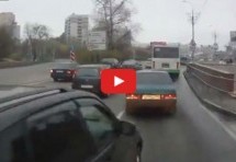 Video: Ruski vozač autobusa namjerno se zabijao u one koji mu oduzimaju prednost!