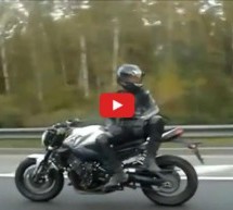 Video: Pogledajte nevjerovatnu i suludu akrobaciju motoriste na jurećem motoru!