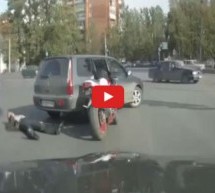 Video: Vozač automobila zatvorio put motoristi pa ga ovaj nokautirao da bi izbila opšta tuča!