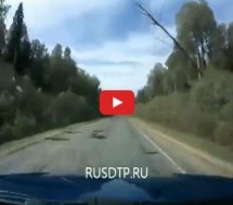 Video: Nevjerovatno! Rus se vozio pustom cestom i usred ničega na njega palo drvo i slupalo mu auto!