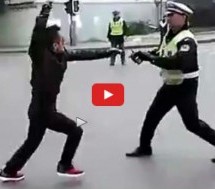 Video: Pomahnitali kineski motorista napao policiju ogromnim nožem jer su ga zaustavili