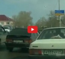 Video: Pijani ruski vozač ogrebao čovjeku auto te nakon bijega se zapucao u drvo!