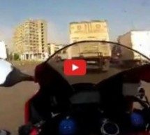 Video: Ovakvu vožnju niste vidjeli! Prometna gužva nije nikakav problem za ovog luđaka na motoru!