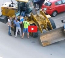 Video: Pijani Rus bagerom uništavao auta na parkingu pa dobio batine od vlasnika tih automobila!