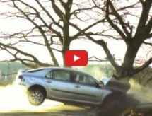 Video: Evo šta se dogodi kada se velikom brzinom u Renaultu zabijete u drvo!