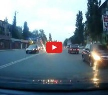 Video: Oprez, luđak na cesti! Rus vozio u rikverc prometnom ulicom!