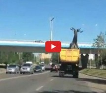 Video: Glupan za volanom! Ruski kamiondžija napravio glupost godine!