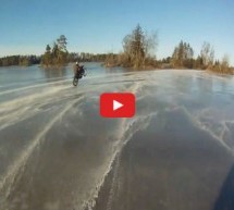 Video: Pogledajte dvojicu luđaka kako voze motore po zaleđenom jezeru dok jedan nije propao u vodu!