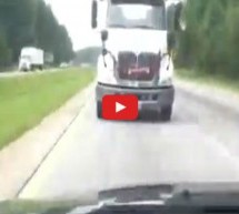 Video: Amerikanac skoro na smrt preplašio svoju ženu dok su se vozili autoputem!