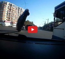 Video: Ovako nešto niste vidjeli! Čovjek se automobilom zakvačio na kablove od trolejbusa!