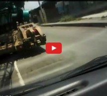 Video: Ovako nešto niste vidjeli! Vozeći automobil žena se slučajno zakvačila na kuku od kamion dizalice!
