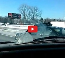 Video: Luđak za volanom! Usred vožnje mu se digla hauba, no on nastavio da juri na autoputu!