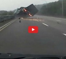Video: Pogledajte nevjerovatnu snimku eksplozije gume na kamionu koji se zatim prevrnuo na autoputu!