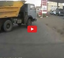 Video: Čudom preživio udar kamiona! Izgleda da u Rusiji vozači kamiona nisu polagali vozački!