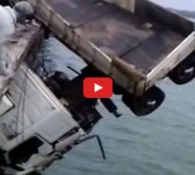 Video: Nakon udesa kamion ostao visiti na mostu zakvačen samo zadnjim točkovima za ogradu!