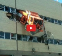 Video: Kao scena iz filmova! Smećarskim kamionom proletio kroz zgradu pa visio na trećem spratu!