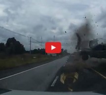 Video: Scena od koje se ledi krv u žilama! Pogledajte kako je vozač za dlaku izbjegao leteći Mazdin pikap!
