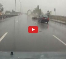 Video: Luđak na kvadrat! Nesmotreni ruski kamiondžija umalo ubio motoristu na autoputu!