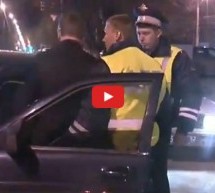 Video: Pijani Rus nasmijao i policiju! Pokušao nekoga nazvati ali je umjesto mobitela razgovarao sa kutijom cigareta!