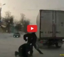 Video: Urnebesni video! Ruski kamiondžija se potukao s pješakom a niz ulicu mu pobjegao kamion!