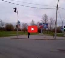 Video: Duhoviti Rusi opet iznenađuju! Upoznajte čovjeka koji radi kao pokazivač saobraćajnih znakova!