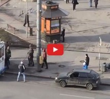 Video: Svoje pokvareno auto sajlom prikačili za gradski trolejbus pa slupali taksisti auto!