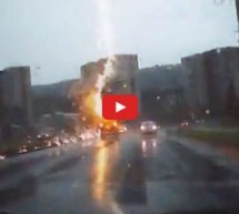 Video: Vjerovali ili ne ali i to se događa! Snimio udar groma u automobil koji se vozio ispred njega!