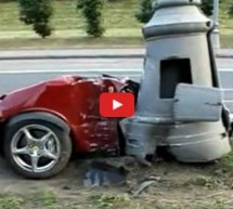 Video: Ovakav udes se rijetko viđa! Ferrarijem udarili u stup i izašli bez povrede iz prepolovljenog auta!