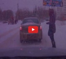 Video: Glup razlog da poginete na ulici! Evo zašto ne trebate pričati na mobitel dok prelazite cestu!