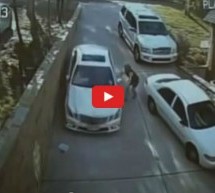 Video: Pogledajte kako je plavušu zbog nepažnje umalo ubio vlastiti Mercedes!