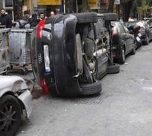 Vozač autobusa i iznervirani vozači prevrnuli parkirani Audi A3 koji je blokirao prolaz