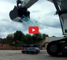 Video: Pogledajte šta se dogodi kada s bagerom operete automobil