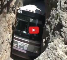 Video: Zaslužuje medalju! Vozač autobusa manevrira kroz nevjerojatno uski tunel u stijeni!