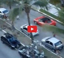 Video: Vozio se u Ferrariju tokom protesta u gradu pa mu se dogodilo ovo!
