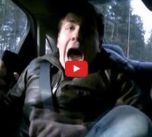 Video: Profesionalni vozač u taksiju nasmrt prestravio novinara koji ga je prošle godine žestoko popljuvao!